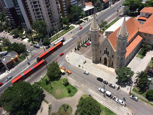 A maioria das ruas de Curitiba terá o limite de velocidade diminuído. (Fonte: Shutterstock/Reprodução)