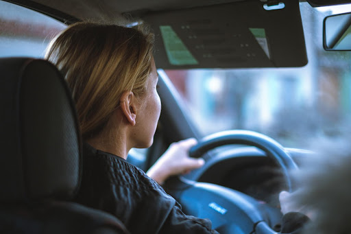Mulher no volante é sinônimo de segurança no trânsito, apontam dados de acidentes e infrações. (Fonte: Jan Baborák/Unsplash/Reprodução)