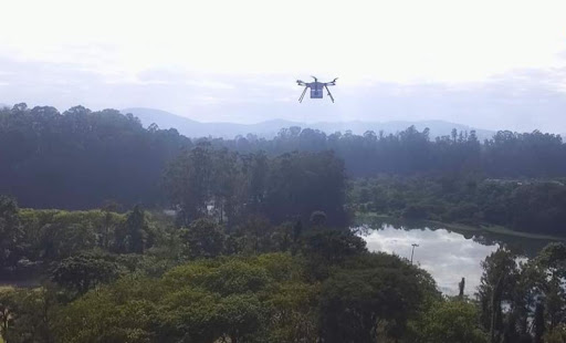 Drone é ideal para superar regiões de montanhas, matas e corpos d'água. (Fonte: Speedbird/Reprodução)