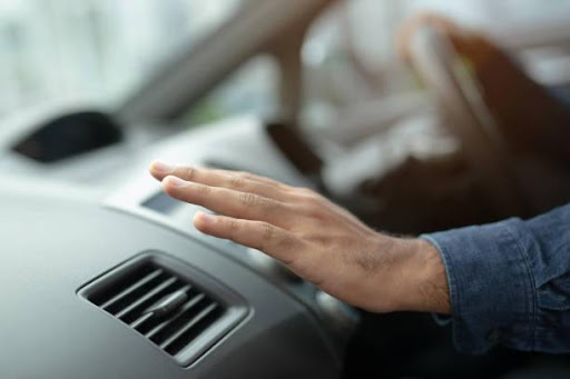 Ar-condicionado automotivo tradicional tem mais de 20 peças. (Fonte: iStock/Reprodução)