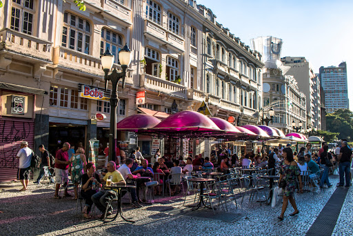 Rua XV em Curitiba, a antiga avenida foi transformada em um longo calçadão para pedestres e comércios. (Fonte: Shutterstock/Reprodução)