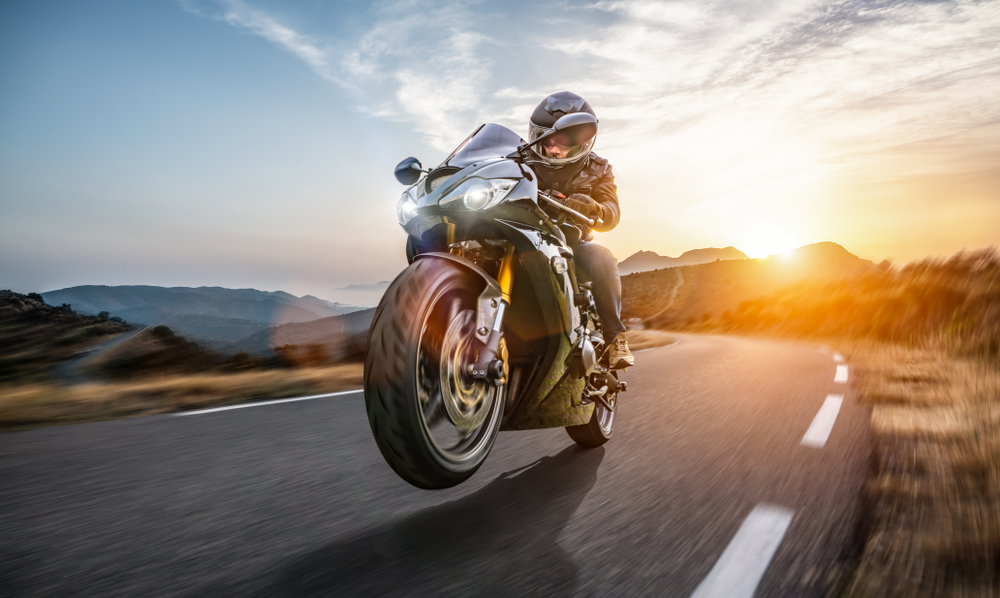 A moto elétrica tem benefícios para o usuário e o planeta. (Shutterstock/Reprodução)