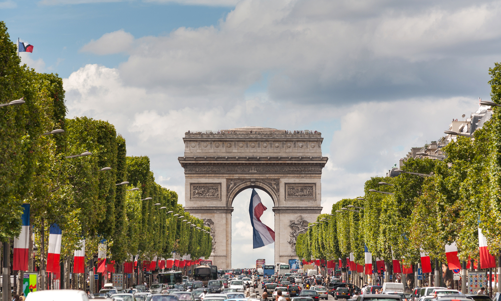 Avenida Champs-Élysées, uma das mais movimentadas de Paris. (Fonte: Shutterstock/Reprodução)