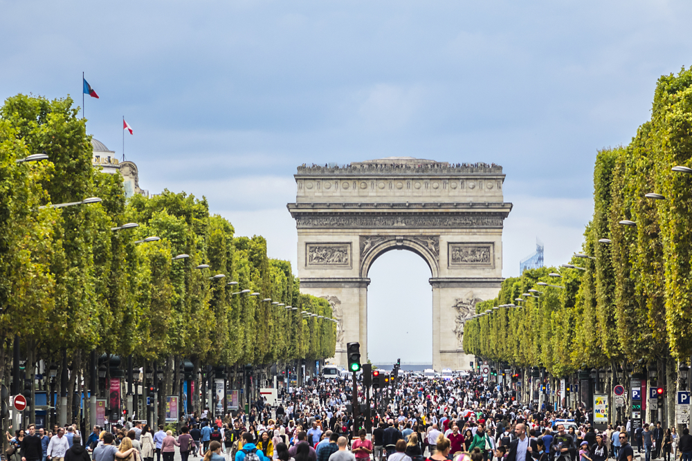 Champs-Élysées em um dia fechado para tráfego de carros. (Fonte: Shutterstock/Reprodução)