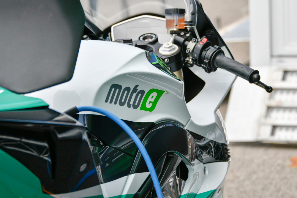 A regularização da moto elétrica segue o mesmo modelo das motos a combustão. (Fonte: Shutterstock/Reprodução)