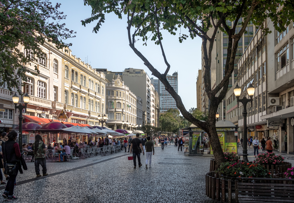 Rua XV de Novembro, conhecida como Rua das Flores, em Curitiba (PR). (Fonte: Shutterstock/Reprodução)