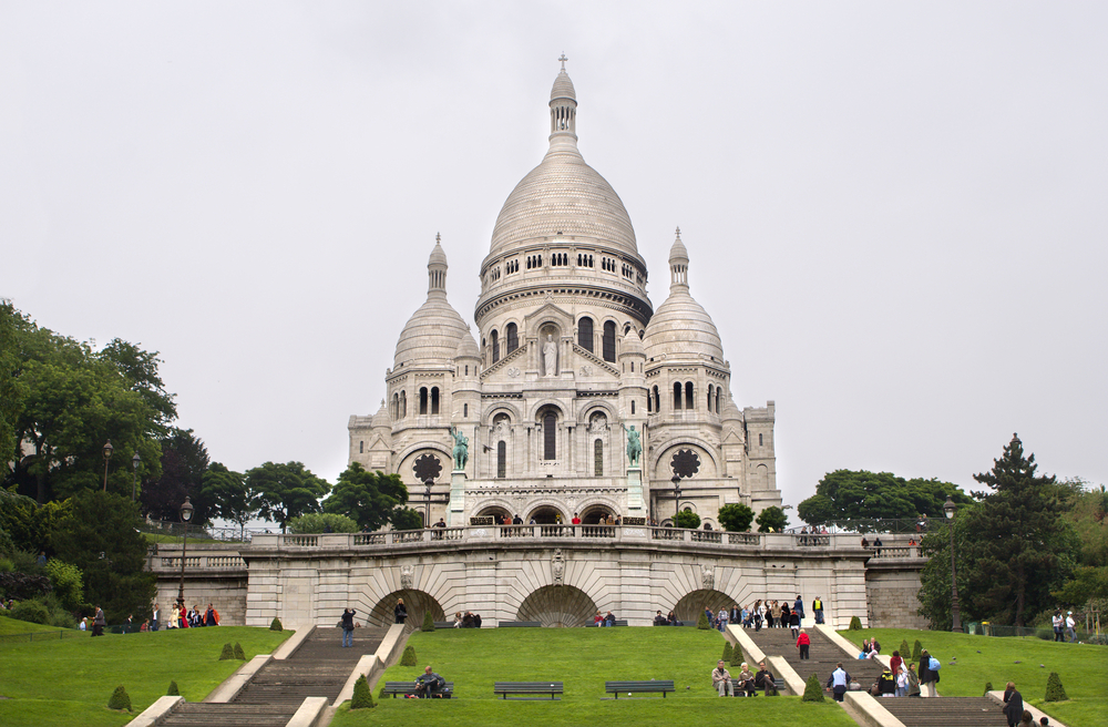 A Basílica Sacré-Coeur é um dos destinos da Rue de l'Abreuvoir. (Fonte: Shutterstock/Reprodução)