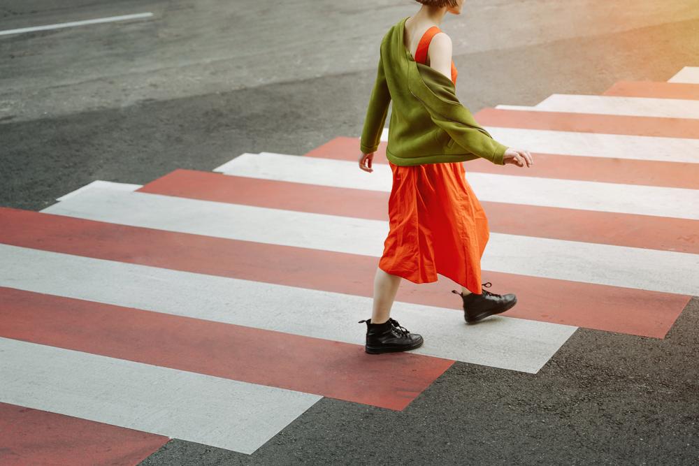 Algumas cidades experimentam com a cor da faixa de pedestre. (Fonte: Shutterstock/Reprodução)