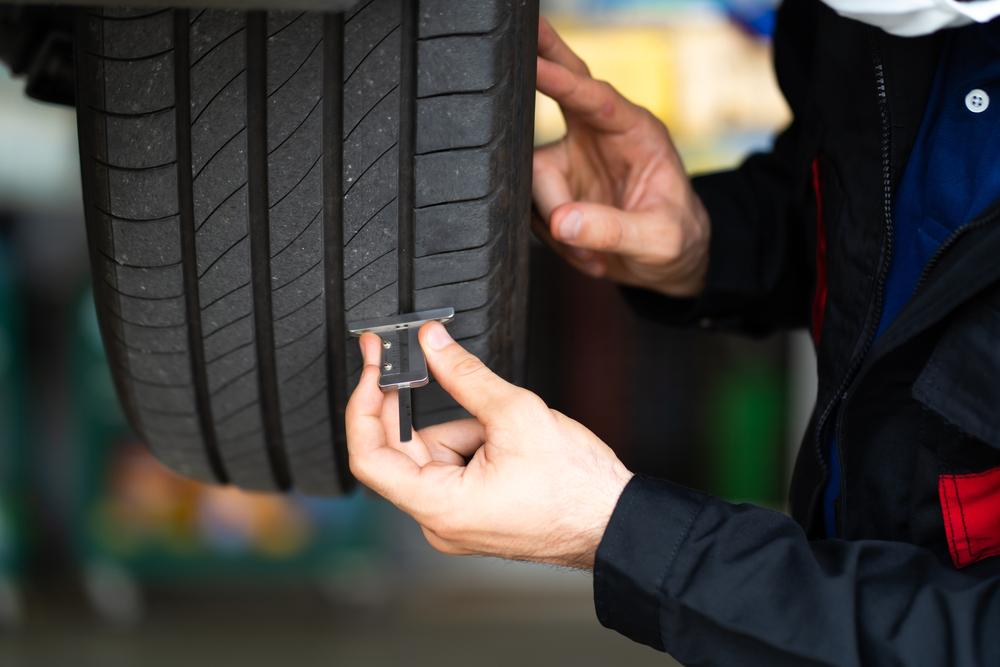 Detalhe dos sulcos da banda de rodagem de um pneu. (Fonte: Shutterstock/Reprodução)