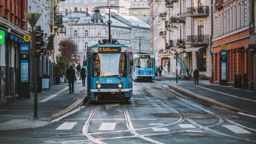 O uso de veículos elétricos para combater o aquecimento global faz de Oslo uma das principais cidades sustentáveis. (Fonte: Shutterstock/Reprodução)