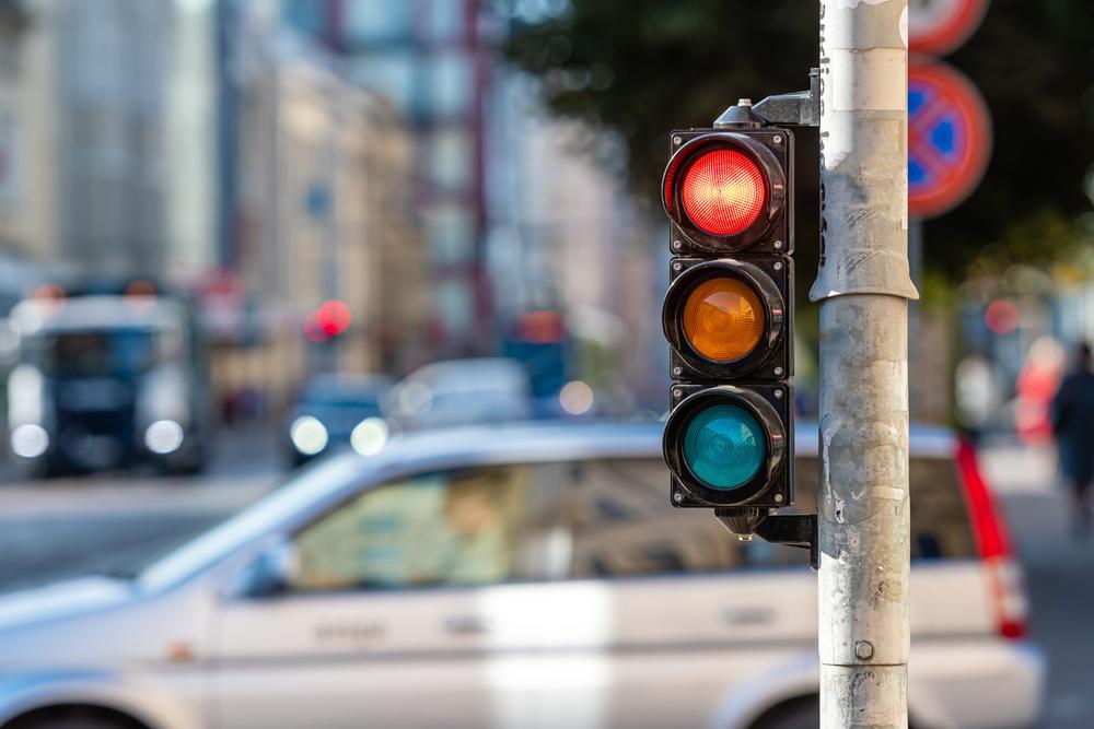 Os sinais de trânsito possuem diferentes funções e são uma peça fundamental para as cidades. (Shutterstock/Reprodução)