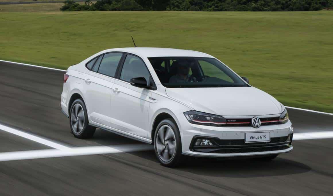 Virtus GTS tem o mesmo motor do Polo e desempenho semelhante, com porta-malas maior (Fonte: Volkswagen/Divulgação)