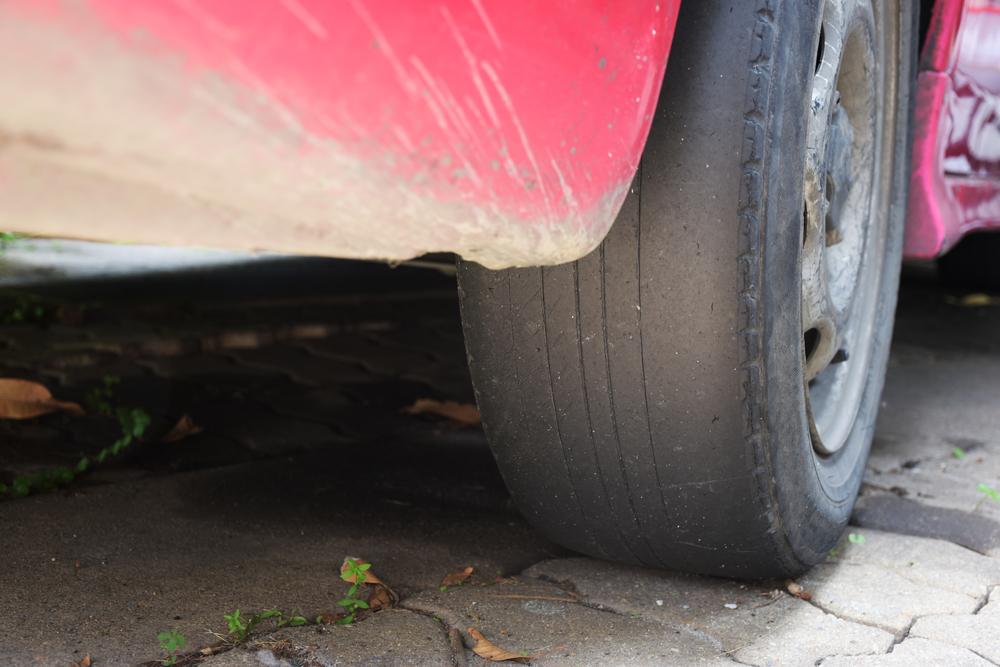 A profundidade dos sulcos está diretamente ligada a capacidade do pneu em afatas a água e garantir o atrito com a pista. (Fonte: Shutterstock/Reprodução)