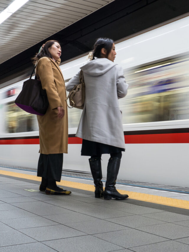 Tokyo,,Japan,-,Circa,March,,2017:,Platform,With,Passengers,At