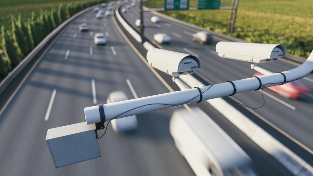 Excesso de velocidade pode ser flagrado por radares móveis, imóveis e lombadas eletrônicas. (Fonte: Shutterstock/Reprodução)