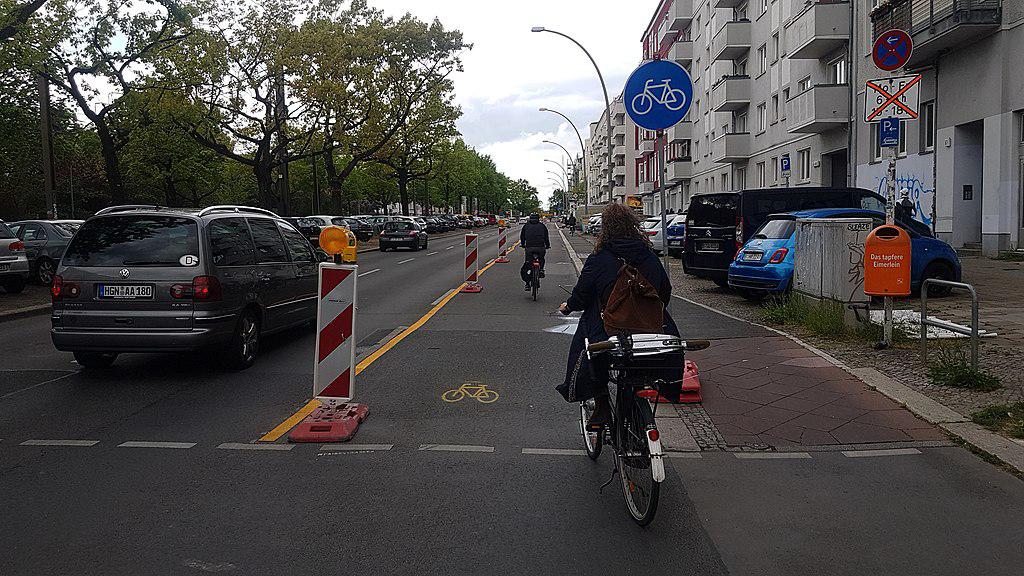 Faixa de ciclovia inserida em rua depois de intervenção urbana em Berlim. (Fonte: WikimediaCommons/Reprodução)