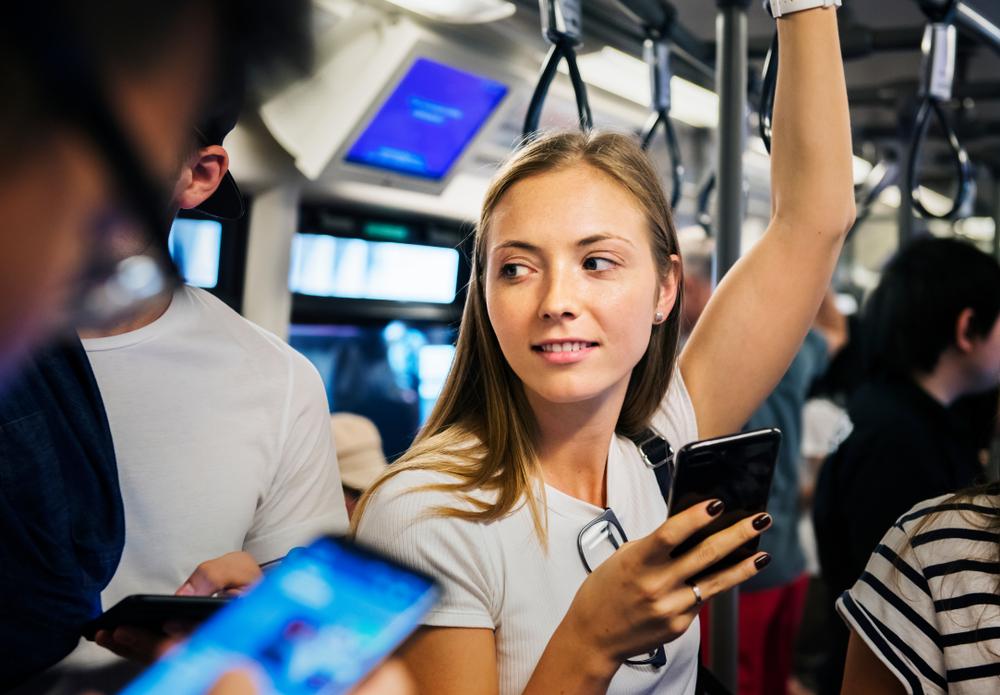 Integração de transporte público e apps de carona faz parte das tendências de mobilidade da Geração Z. (Fonte: Shutterstock/Reprodução)