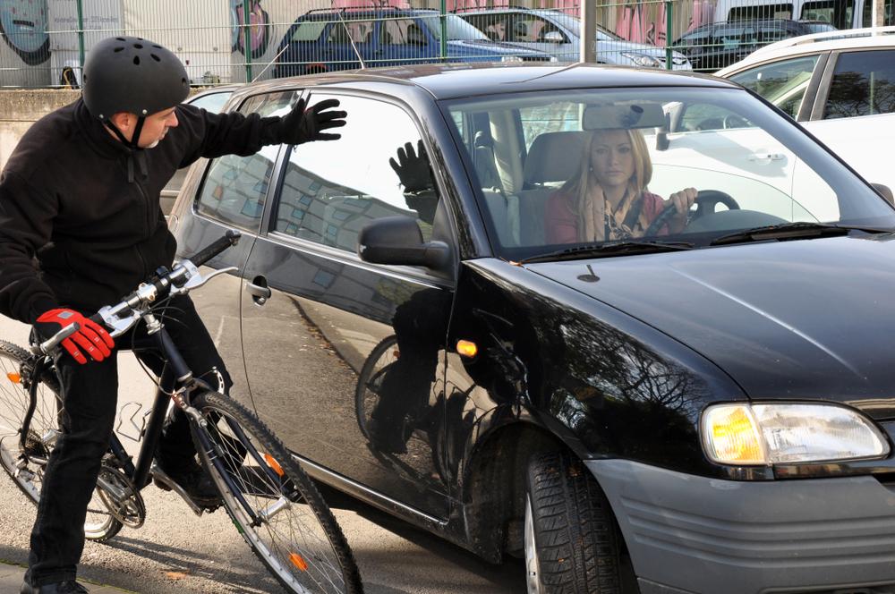 Manobras sem sinalização podem afetar motoristas, pedestres e ciclistas. (Fonte: Shutterstock/Reprodução)