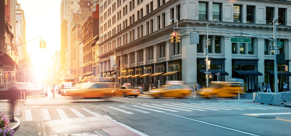 Motoristas de táxi de Nova York chegaram a fazer protestos para receber auxílio da cidade durante a queda do movimento com a pandemia. (Fonte: Shutterstock/Reprodução)