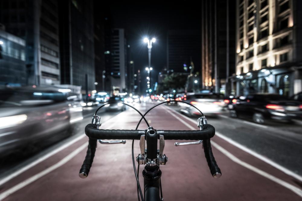 Depois de um 2021 com maior número de mortes de ciclistas na capital paulista desde 2015, o primeiro trimestre de 2022 mostra tendência de queda. (Fonte: Shutterstock/Reprodução)