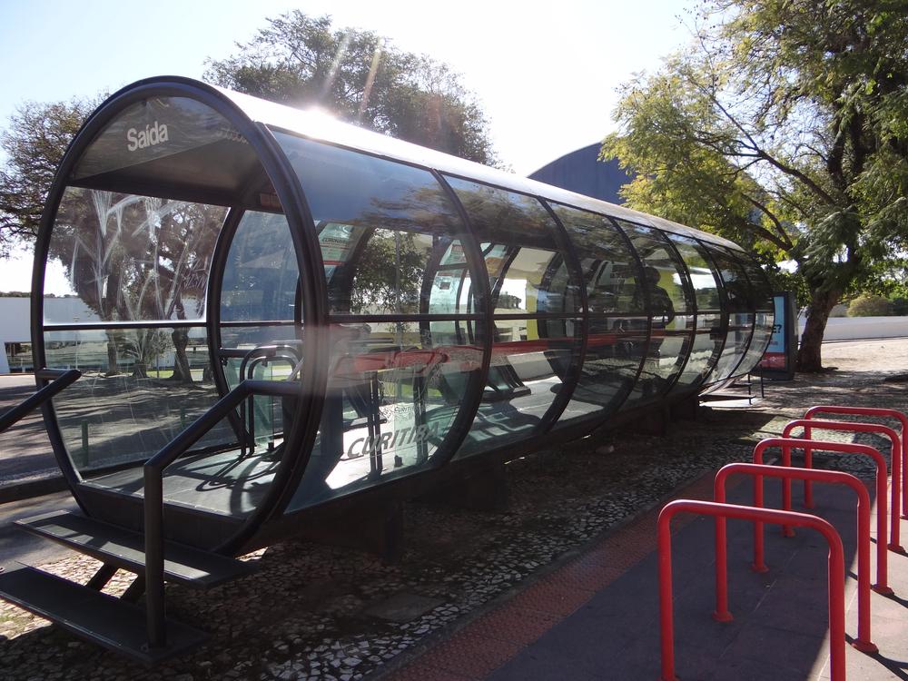 Exemplo de abrigo de ônibus conhecido como estação tubo em Curitiba. (Fonte: Shutterstock/Reprodução)