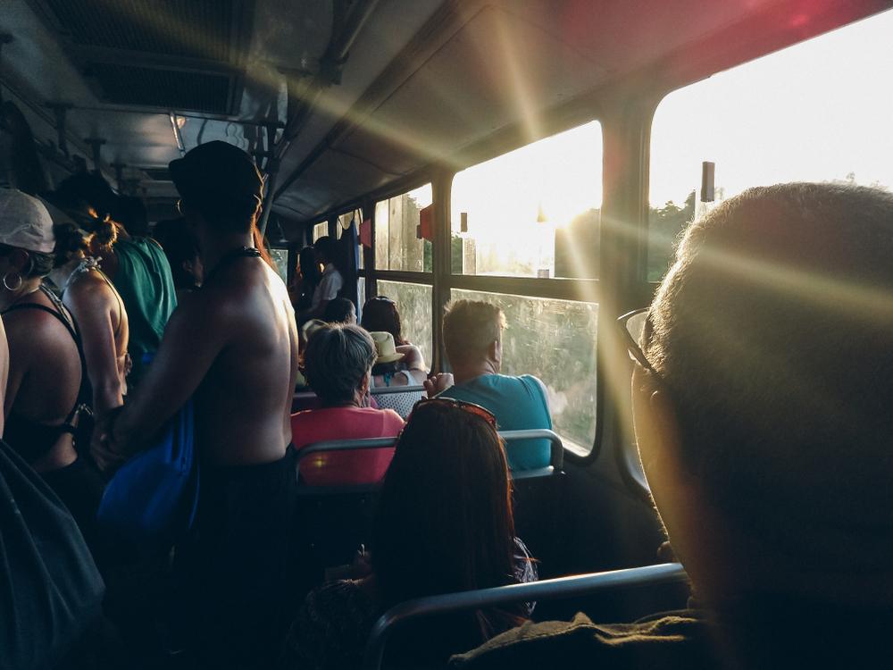 Ônibus brasileiros enfrentam a concorrência de apps de carona e transporte, além de lutarem contra a má avaliação dos usuários. (Fonte: Shutterstock/Reprodução)