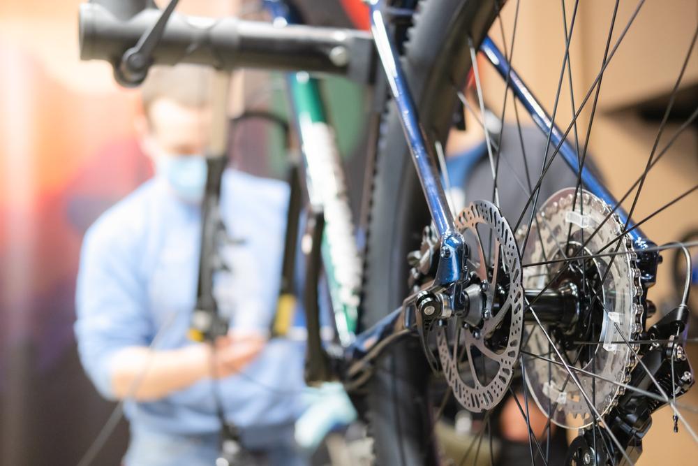Os freios a disco são considerados a tecnologia mais avançada em sistemas de frenagem para bikes. (Fonte: Shutterstock/Reprodução)