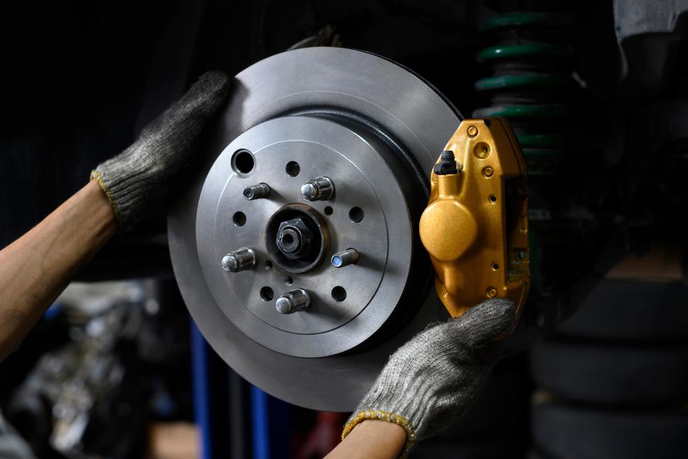 Os tipos de freios mais comuns são a disco e a tambor (Fonte: Shutterstock)