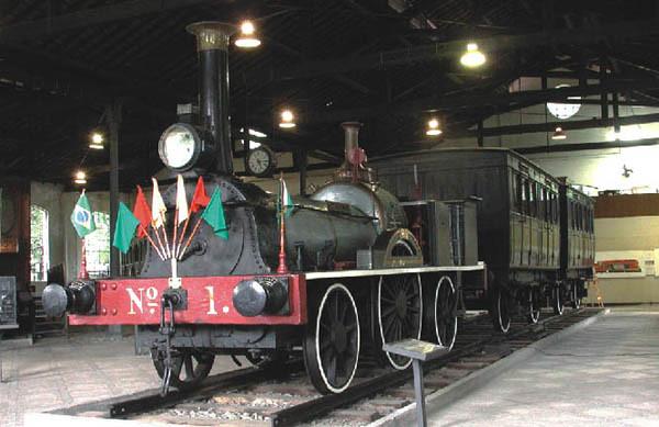 Primeira locomotiva brasileira, atualmente em exposição no Museu do Trem, no Rio de Janeiro. (Fonte: WikimediaCommons/Reprodução)