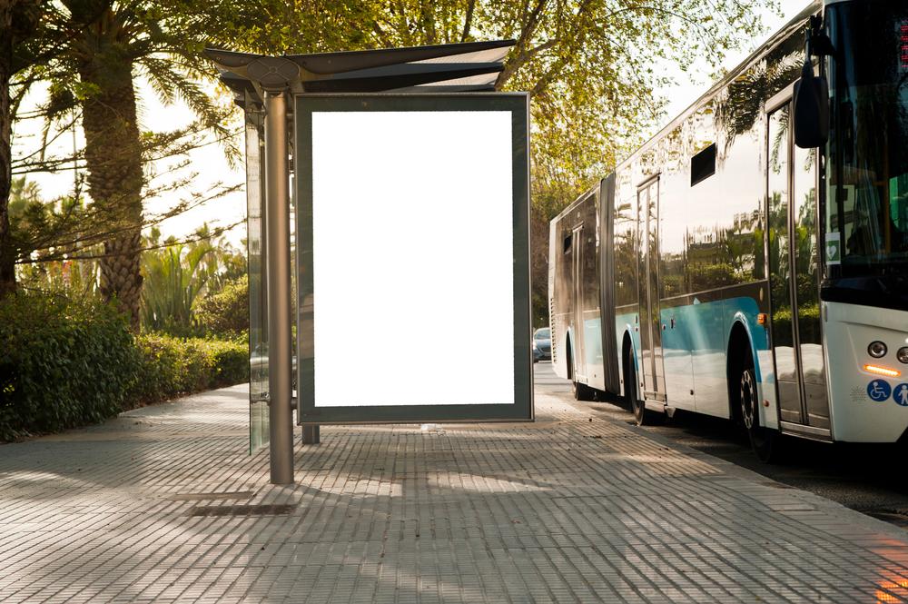 Soluções simples ns abrigos de ônibus podem proteger passageiros e dar espaço para publicidade, gerando receita para os municípios. (Fonte: Shutterstock/Reprodução)