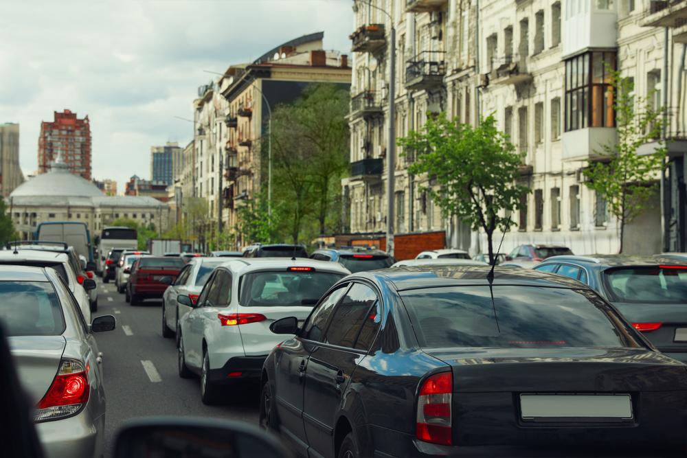 Áreas com engarrafamento e trânsito intenso deixam motoristas suscetíveis a inalação de partículas que podem causar doenças. (Fonte: Shutterstock/Reprodução)