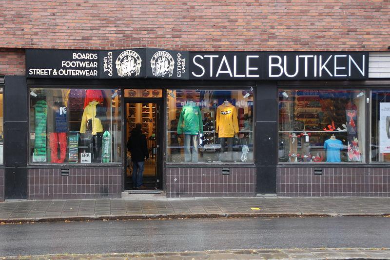 Loja de skate na Suécia, essas lojas se espalharam pelo mundo e vendem também roupas e acessórios ligados a cultura do skate. (Fonte: WikimediaCommons/Reprodução)