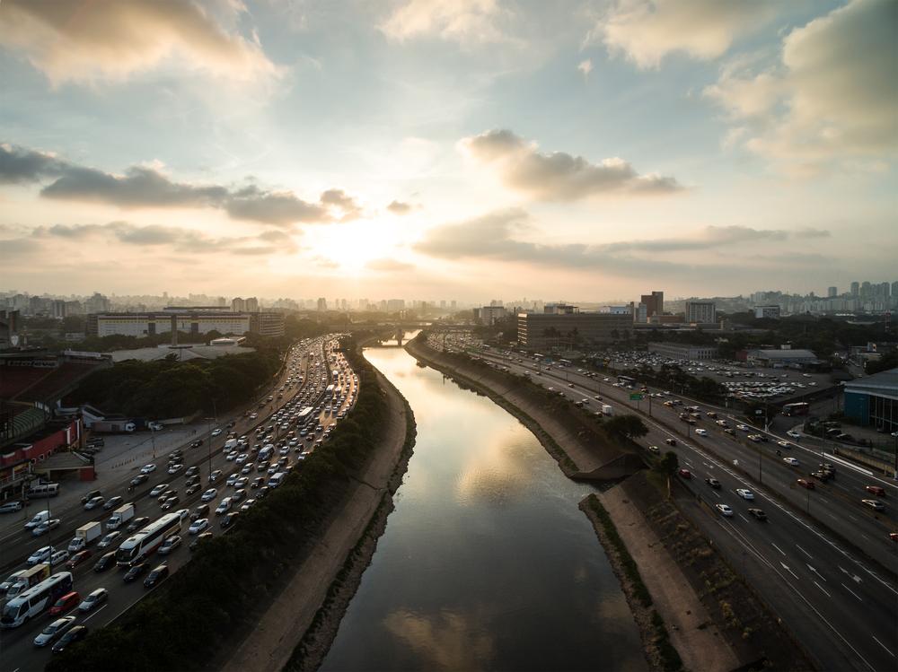 Marginal Tietê, um dos pontos mais movimentados e de maior poluição em São Paulo. (Fonte: Shutterstock/Reprodução)