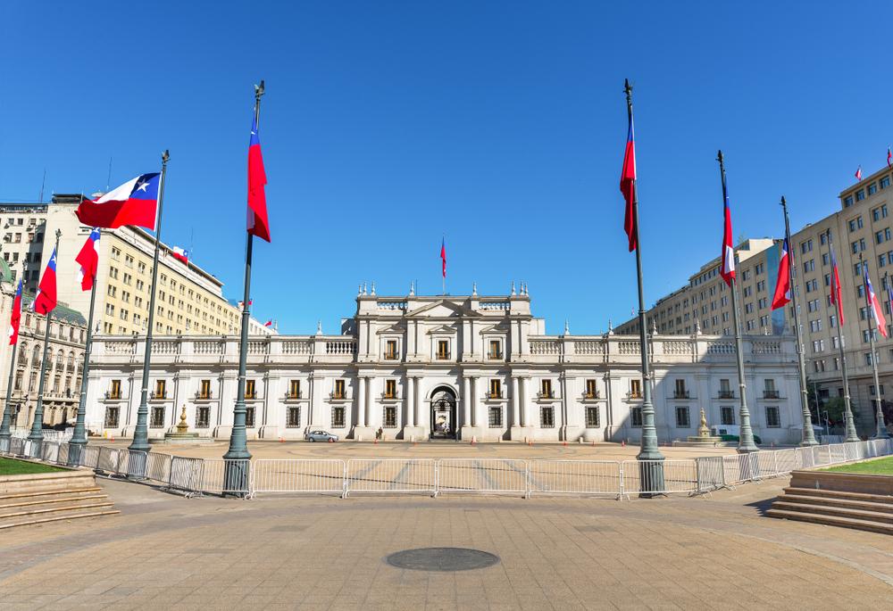 A nova casa de Boric é próxima ao Palácio de La Moneda, na foto, mas fica em bairro popular de Santiago (Fonte: Shutterstock)