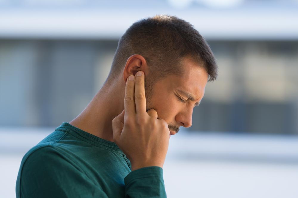 Barulho com intensidade acima de 120 db podem danificar o ouvido. (Fonte: Shutterstock/Reprodução)