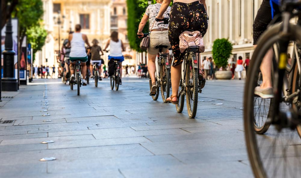 Escolha por meios de transporte ativos coopera para uma mobilidade urbana sustentável. (Fonte: Shutterstock/Reprodução)