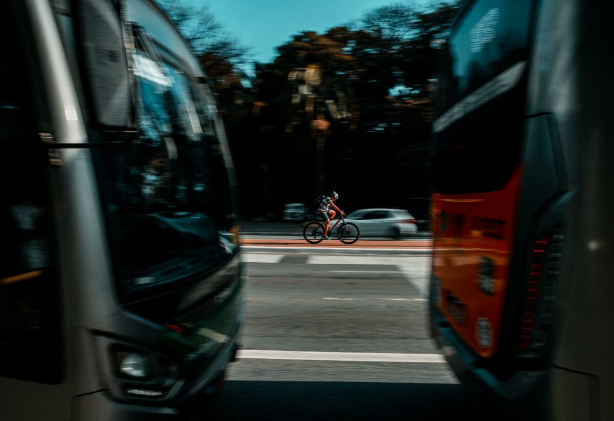 Reajuste nas tarifas de transporte público impactam o orçamento de milhões de cidadãos. (Unsplash/Reprodução)