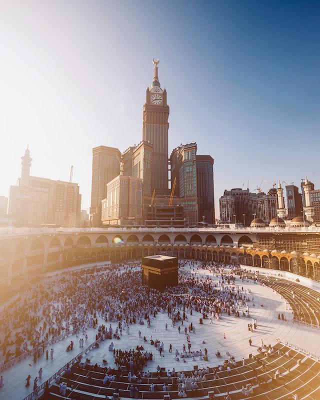 Grande Mesquita de Mecca e o Abraj Al Bait ao fundo. (Fonte: Unsplash/Reprodução)