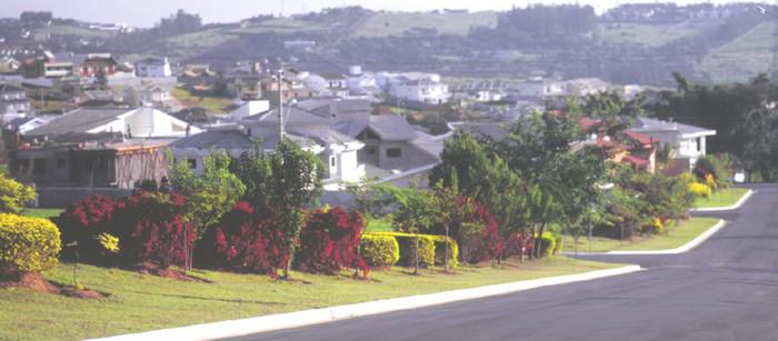 Alphaville em Campinas, condomínios fechados têm uma relação complexa com a ocupação pública do espaço urbano. (Fonte: WikimediaCommons/Reprodução)