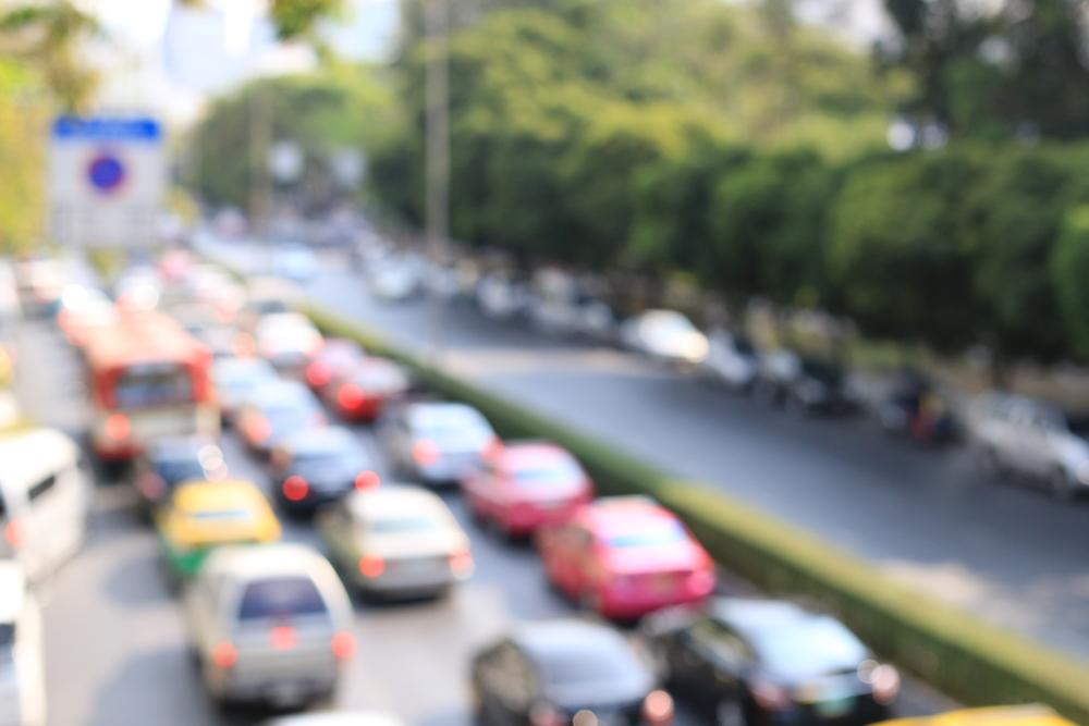 Veículos a combustão são os maiores poluentes das cidades. (Fonte: Shutterstock/Reprodução)