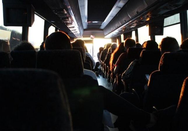 imagem de passageiros sentados dentro do ônibus de viagem 
