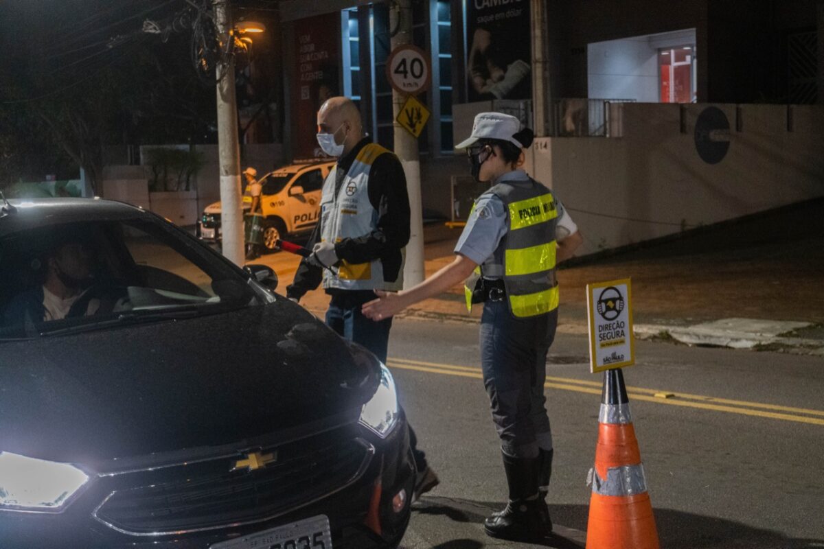 Novo equipamento de bafômetro já está sendo utilizado nas blitz de São Paulo. (Fonte: DetranSP/Divulgação)