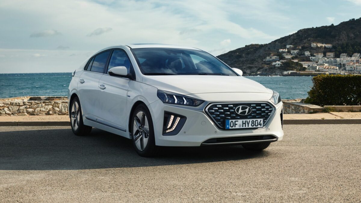 O contorno elegante do veículo e o desempenho econômico são destaques do Hyundai Ionic Hibrid. (Fonte: Hyundai/Reprodução)