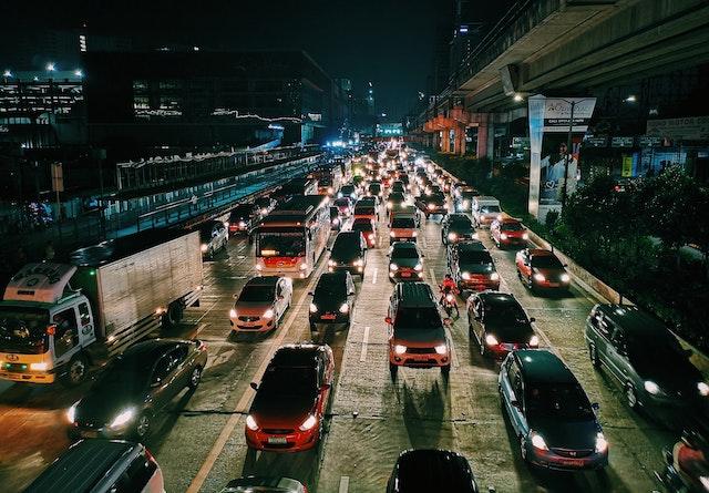 Carros dominando as ruas são imagem comum em todas as grandes cidades do mundo. (Fonte: Pexels/Reprodução)
