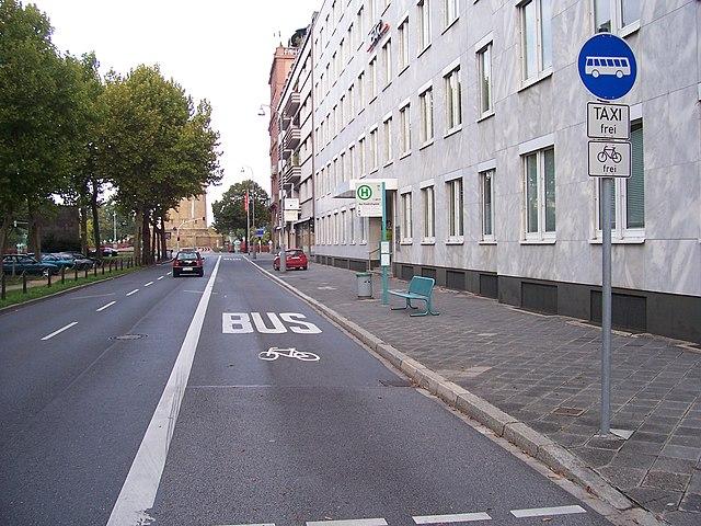 Faixa exclusiva de ônibus em Mannheim, na Alemanha. (Fonte: WikimediaCommons/Reprodução)