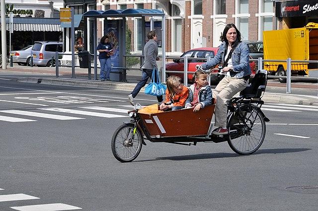 Bike de carga usada para o transporte de crianças na Holanda. (Fonte: WikimediaCommons/Reprodução)