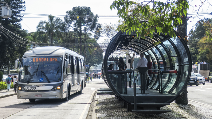 O transporte público de Curitiba chama a atenção com suas estações-tubo (Fonte: Pedro Ribas/Prefeitura de Curitiba)