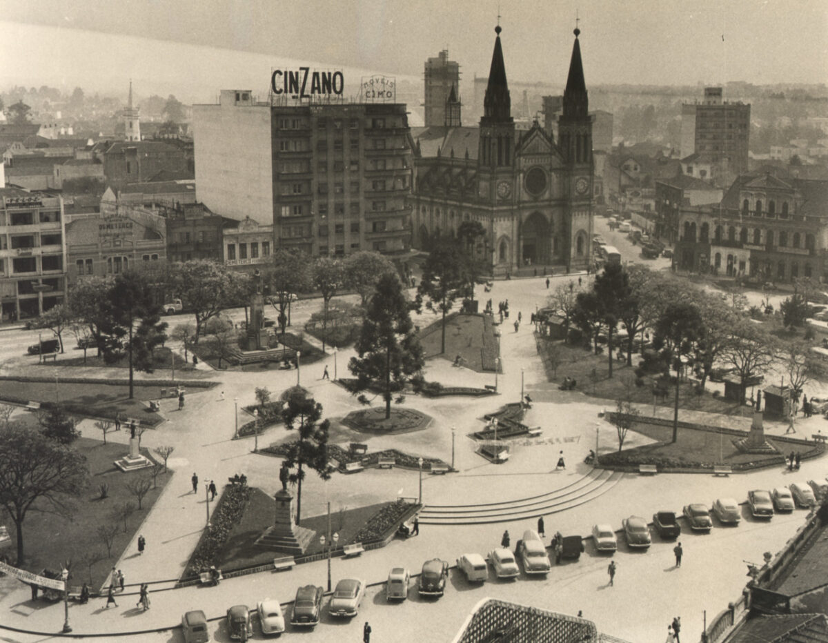 Praça Tiradentes, o marco zero de Curitiba, nos anos 1950