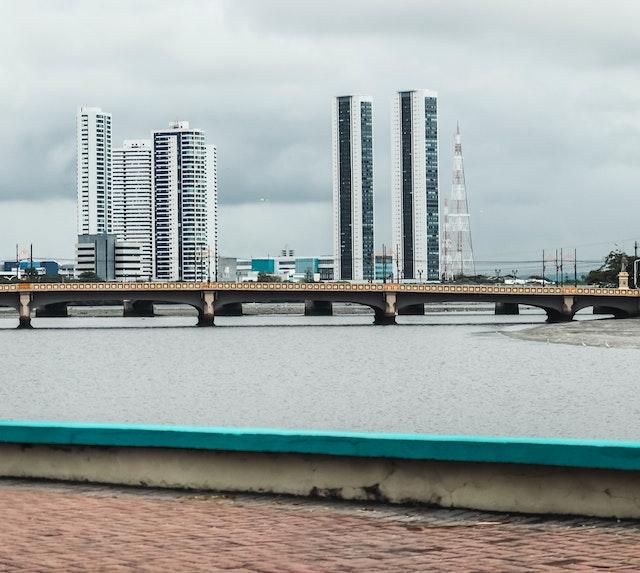 Recife conta com várias pontes conectando um cenário marcado pelo mar e grandes rios. (Fonte: Pexels/Reprodução)