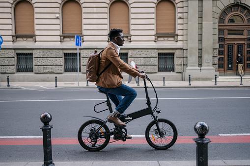 Apesar das diferenças, as bicicletas motorizadas e elétricas possuem o objetivo de trazer mais facilidade para o dia a dia.  (Getty Images/Reprodução)